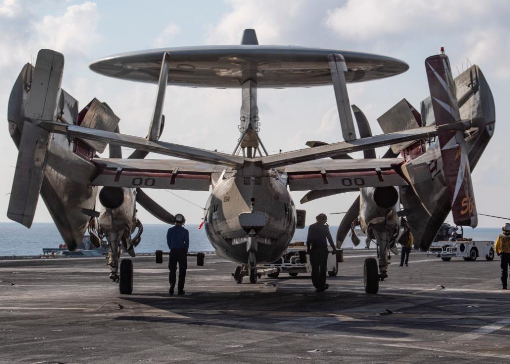 @USNavy photos of the day: #USSBlueRidge boiler lighting, @USMC train in #Okinawa, E-2C Hawkeye patrols #US5thFlt and aboard #USSNimitz. ⬇️ info & download ⬇️: navy.mil/Resources/Phot…