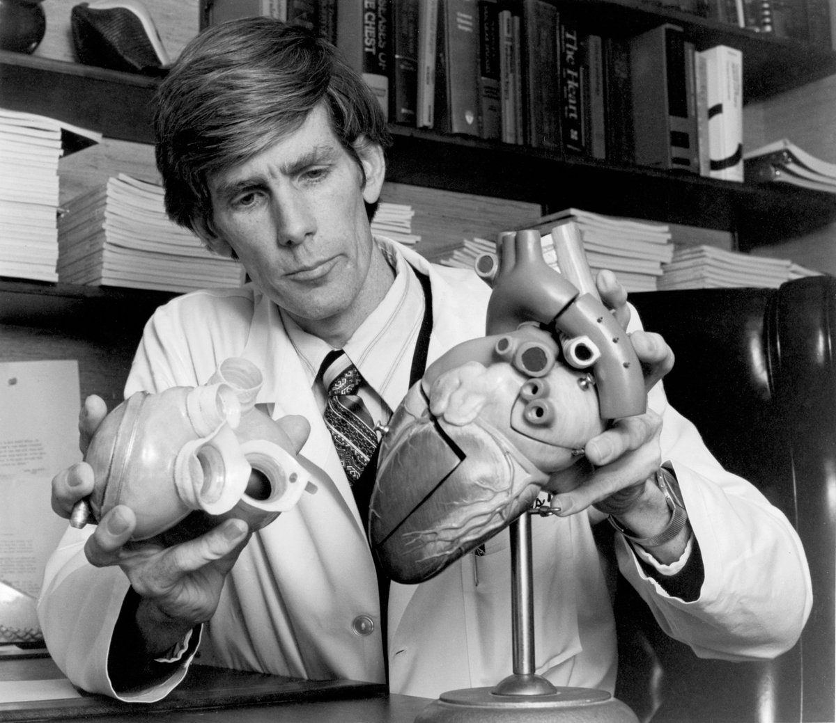jearlugo's tweet photo. El 02/12/1982 el Dr. William DeVries colocaba el primer corazón artificial, el #Jarvik7, en la @UUtah al Dr. Barney Clark, un cirujano dentista con falla cardiaca ��️ https://t.co/odYd74abSM