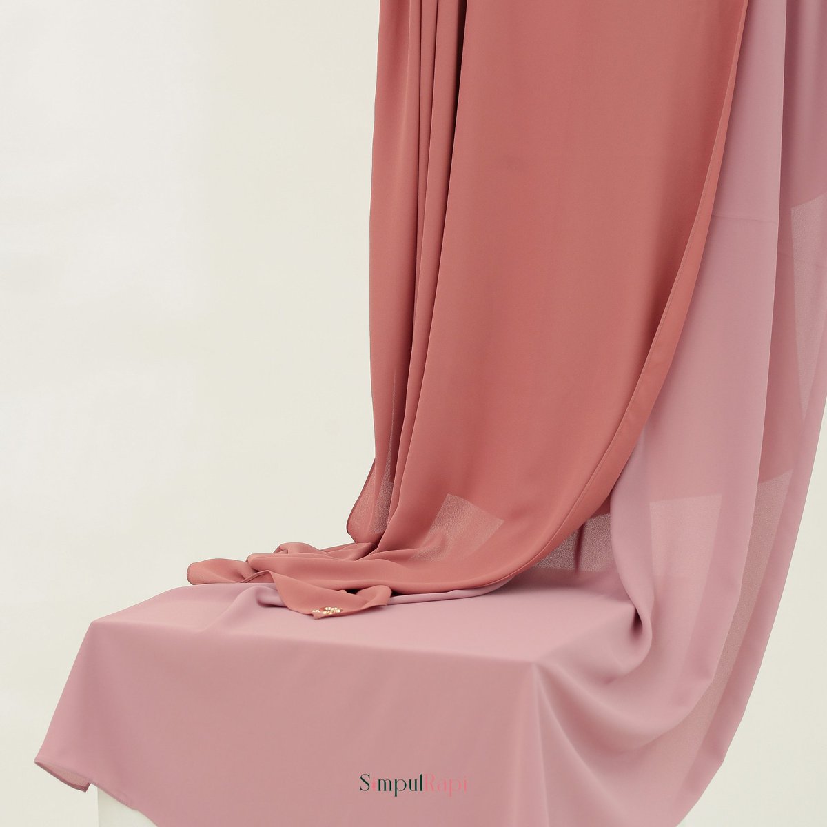 simpul_rapi's tweet photo. Good morning dearies! 😍🌄

Sis tengah fikir..... 

Mana satu colour nak pakai untuk mix &amp; match dengan outfit sis 🤔

Korang rasa Roselle atau Guava? Pilihkan untk sis pleaseeee 😆

#simpulrapi #jasmine https://t.co/FV3miFuUpP