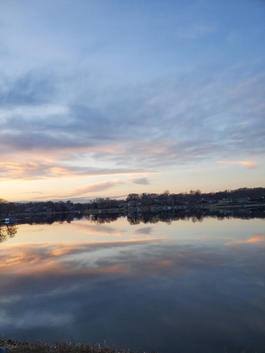 Topgun1129's tweet photo. Beautiful sunset at Lake Waukomis 12/2  @glezak  @41actionnews https://t.co/XNqFmPjNTF