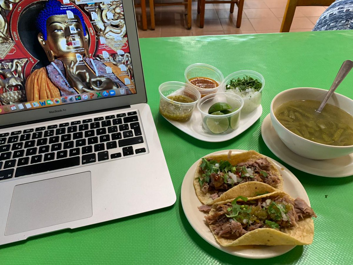 loremarinm's tweet photo. Para un día de trabajo, qué mejor que unos deliciosos taquitos de carnitas en el restaurante #LosCochinitos ¡Visítalo pronto, es originario de #Chalco y su comida te encantará! 🐷🌮😋
Además cumplen con todas las medidas de higiene y prevención. https://t.co/gsxA6XJD5b
