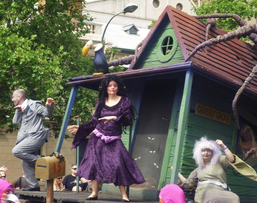 All I want for Christmas (2021) is for @ADLPageant to bring back 13 Ghastly Grove! It was always my favorite float, and has been missing for years. (photo credit goes to 'assureastheskyisblue' on deviantart) #Adelaide #Christmas #SouthAustralia #Halloween #Horror #Spooky https://t.co/T5ScZH86MV