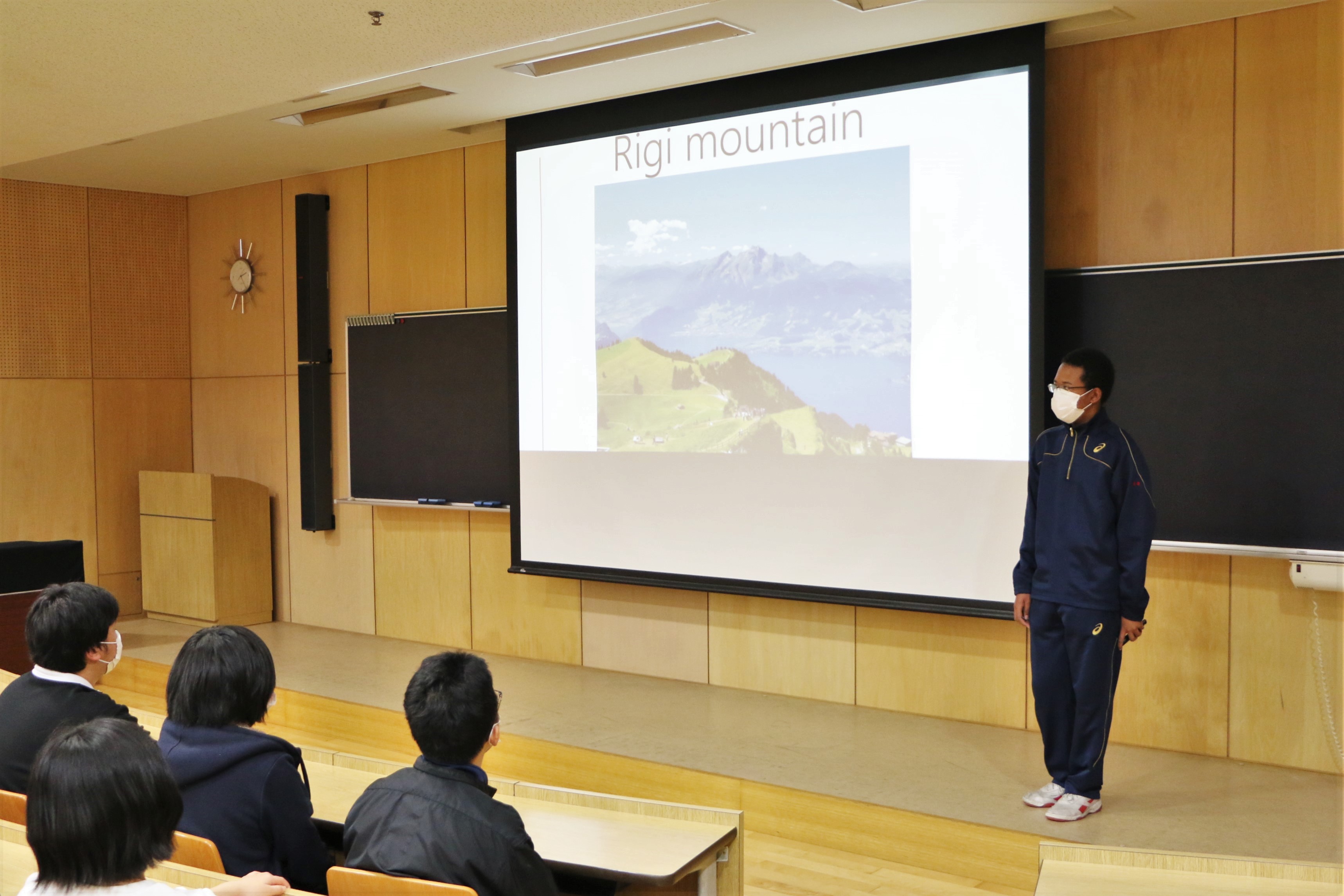 山梨学院中学校 公式 授業風景 ２年生の英語の授業です プレゼンテーションコンテスト の発表日 Final Roundでした テーマは The Country I Want To Visit フランス スイス アメリカ タイ ポーランド それぞれ選んだ国についてさまざまな