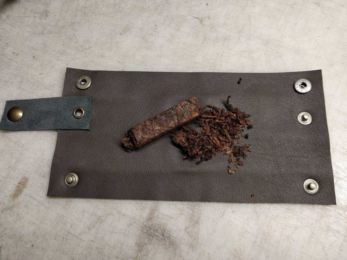 イタリア🇮🇹の革作家Claudio Albieriから新製品が届きました。キーチェーン付きのパイプレスト「Origami(オリガミ)」です。スナップボタンを外すとフレークなどのタバコ葉をほぐしたりするのに使えるマットになります。めちゃかわです♡