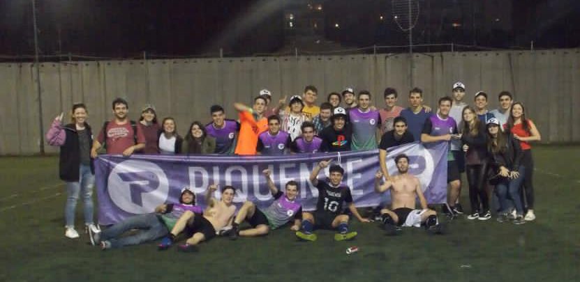 PiquenseOfi's tweet photo. 🗓 Hoy se cumplen tres años del primer título en la historia de Piquense.

El 2 de diciembre de 2017, la P se coronaba en el Torneo Clausura Futgol “A” justo con quien había perdido una final cuatro meses antes, el Aston Birra. https://t.co/p4cVmXguCk