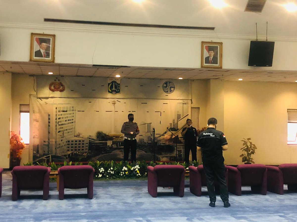 Bapak Kanit STNK Jakarta Pusat, AKP Anrianto O, Sik memberi arahan kepada anggotanya berkaitan dengan peningkatan pelayanan kepada masyarakat yang akan melakukan pembayaran pajak kendaraan bermotor dan atau proses administrasi kendaraan lainnya.