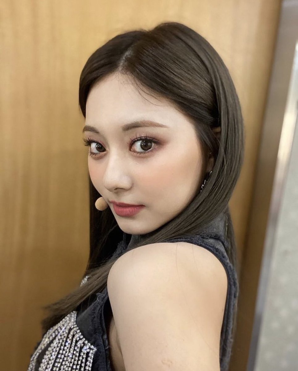 And finally Tzuyu and Daiba Big Banana Nana. TALL. POWERFUL. CAPABLE OF MURDER. Absolutely adorable.