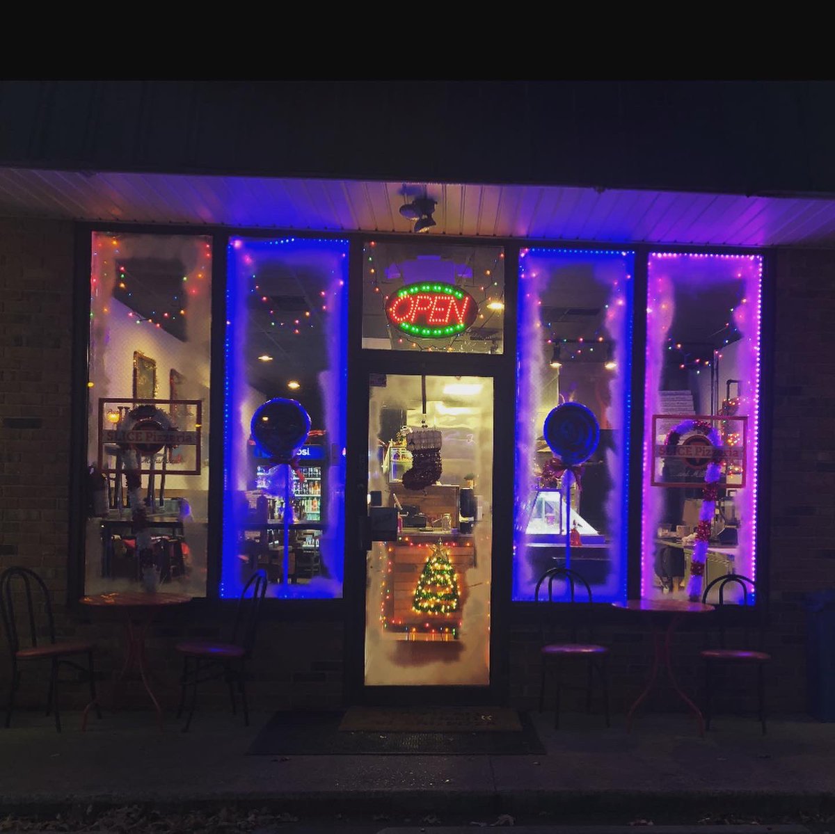 SlicePizzeriaNJ's tweet photo. 💚❤️🎄Come stop by Slice anytime this month to see our new festive decorations and to try our new Christmas themed shake of the week, Hot Chocolate ☕️! Happy Holidays everyone 🎄❤️💚 https://t.co/JQ4FvLOYVO