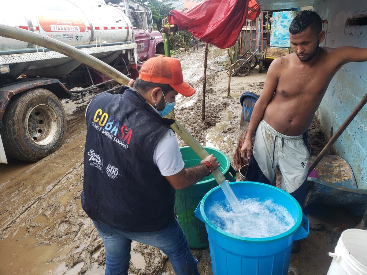 SantaMartaDTCH's tweet photo. ✅Suministramos agua potable para la población 

A través de la @essmar_esp, coordinamos acciones para el suministro de agua potable a la población afectada con la inundación https://t.co/7yQuMDTNjK