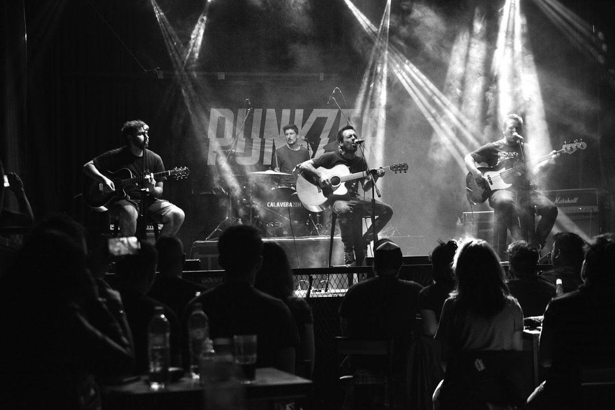 ESTE VIERNES!!! Falta casi nada para que puedan escuchar el nuevo disco, nuevas versiones de nuestros temas para musicalizar tus días 😉 Por acá poder sumarte al PRE-SAVE y escucharlo ni bien salga 👉 backl.ink/143489097