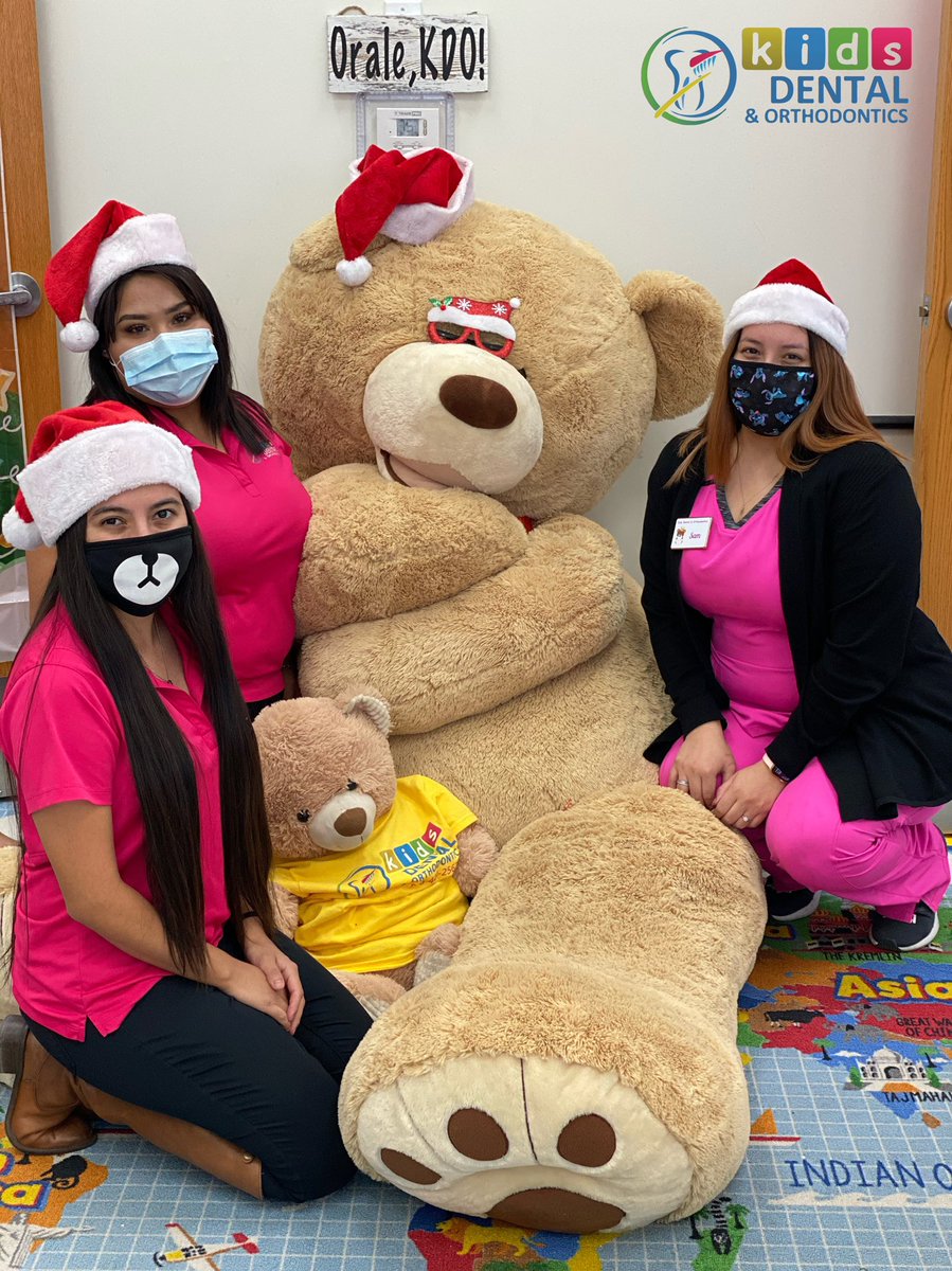 kdoelpaso's tweet photo. It’s beginning to look a lot like CHRISTMAS!🎄
Wear your SANTA HAT to the dentist! 🎅
Our AWESOME patients & our AMAZING girls having fun today at KDO!❄️☃️🌨
#kdo #DrVera #dentist #christmas #santahat #santahatday #fun https://t.co/SfZ52V3RMi