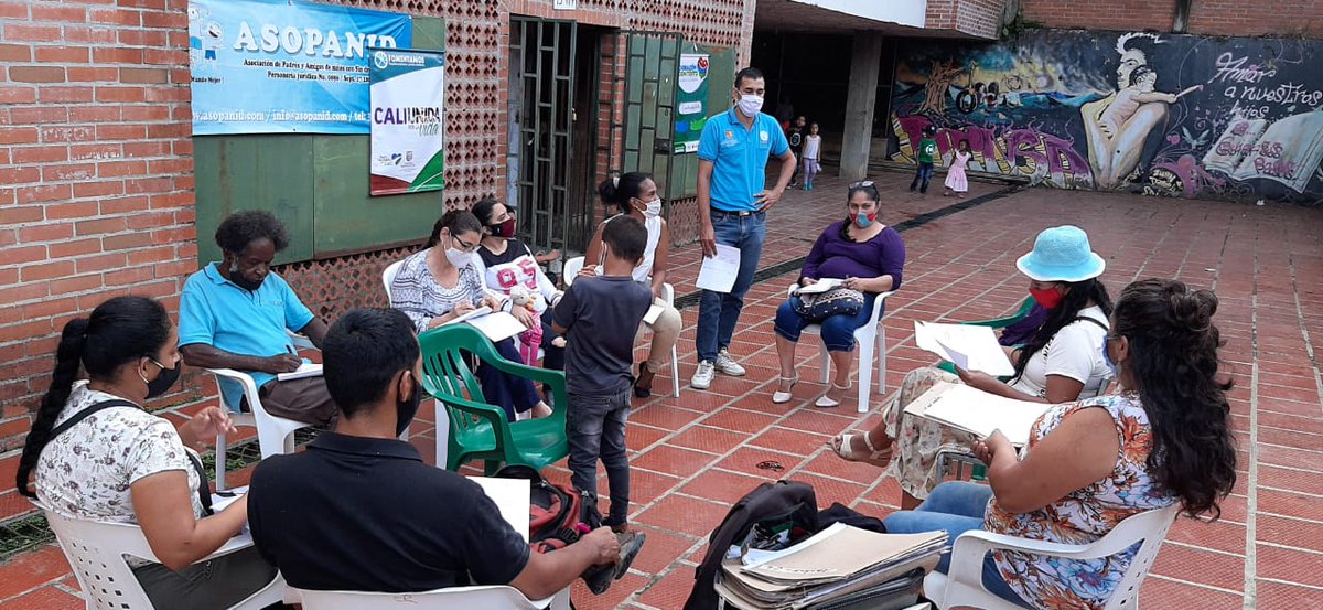 Jarrison2019's tweet photo. Círculos solidarios surgen por todo Cali. Programa de @AlcaldiaDeCali @DEconomicoCali y @fomentamos en ellos se capacita, organiza y entrega microcrédito de cooperativas a los más pobres. Las finanzas solidarias camino para combatir la pobreza y el gota gota https://t.co/10fnsfpE31