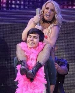 soyhernanh's tweet image. Hoy quiero contar lo que pasó cuando @britneyspears me escogió entre 80,000 personas para pasar a bailar con ella (me veo horrible, pero no todos tiene una foto así) abro hilo.