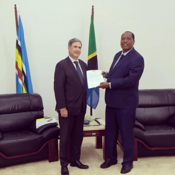MsumariR's tweet photo. Balozi wa Ufaransa Clavier akimkabidhi Mhe. Prof Kabudi na barua kutoka kwa Rais Macron wa Ufaransa kwenda kwa @MagufuliJP
  kumpongeza kwa kuchaguliwa tena. Ufaransa inatarajia uongozi wake huu wa pili kuendelea kuimarisha uhusiano kati ya Tanzania na Ufaransa. https://t.co/9Q9bfg2A1K