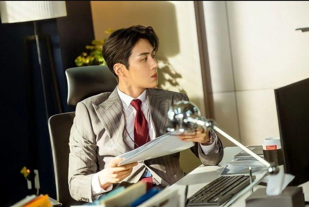 Huh. Look at this asshole, flaunting his tragic backstory that made grown men cry, his nice suits, fancy cars, and apartment facing the Han river that makes me wanna scream, "Why can't it be me?????" *weeps on Haelmoni's shoulder*