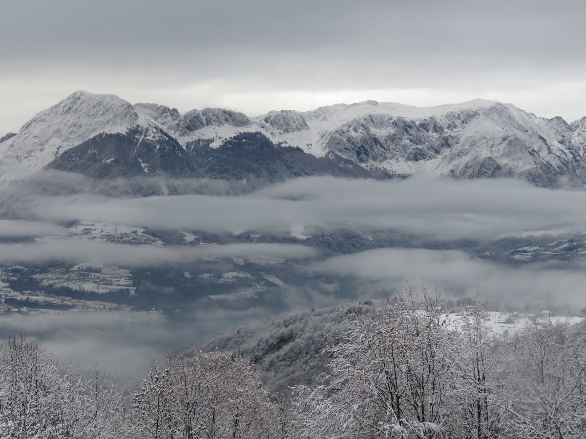 Marybonabona's tweet photo. @luuurensa @marcoloffredo @AngeleriMassimo @eperdomi @Il_Boccaccio @skyrun7 @paolonghi @BerrettaLaura @davidlapo1967 @biondox @TriathBlade @Sererun @danieleDR6 @matteuccirb @Specie8472 @ziogian67 @carlogullotti @BorzoneRoberto Buon giovedì nevischio ma già scirocco... L' Alpago #sempredallamiafinestra #alpagocansiglio #belluno #everyday_click https://t.co/7onRwBKXRG