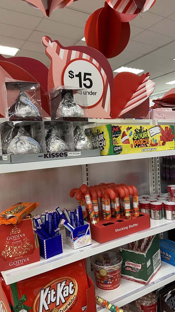 MELIGG_GAMER's tweet photo. Me mueroooo, hay chocolates enormes 😍💕 
Like 👍 si comprarías alguno de estos dulces. https://t.co/96qFxgtbDC