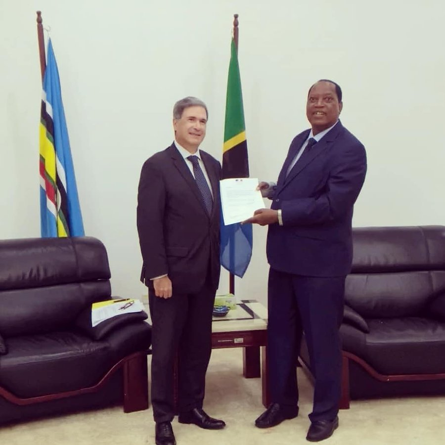tzyetumpya's tweet photo. Balozi wa Ufaransa Clavier akimkabidhi Mhe. Prof Kabudi na barua kutoka kwa Rais Macron wa Ufaransa kwenda kwa 
@MagufuliJ kumpongeza kwa kuchaguliwa tena. Ufaransa inatarajia uongozi wake huu wa pili kuendelea kuimarisha uhusiano kati ya Tanzania na Ufaransa. https://t.co/Y4Xv0V6qXv