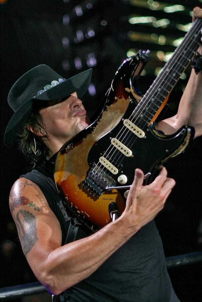 the last duckface-pic of @TheRealSambora was posted too long ago...so here's another one ;-) #throwbackthursday #richiesambora #singer #songwriter #producer #guitarist #loveroflife #philantropist https://t.co/vDizvMUDH4