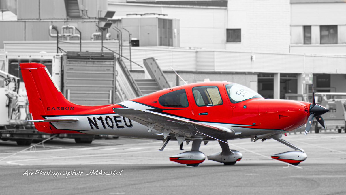 #BuenosDias
#Jueves
 Cuando el día está gris, el #rojo llama la atención del #spotter
<a href="/UKCirrus/">Cirrusaircraft.co.uk</a> #SR22 #Carbon en plataforma de <a href="/DonostiAir/">Donosti Aeropuerto</a> #LESO donde pernoctó una noche

#TodoAlRojo 
#VuelaDesdeHondarribia