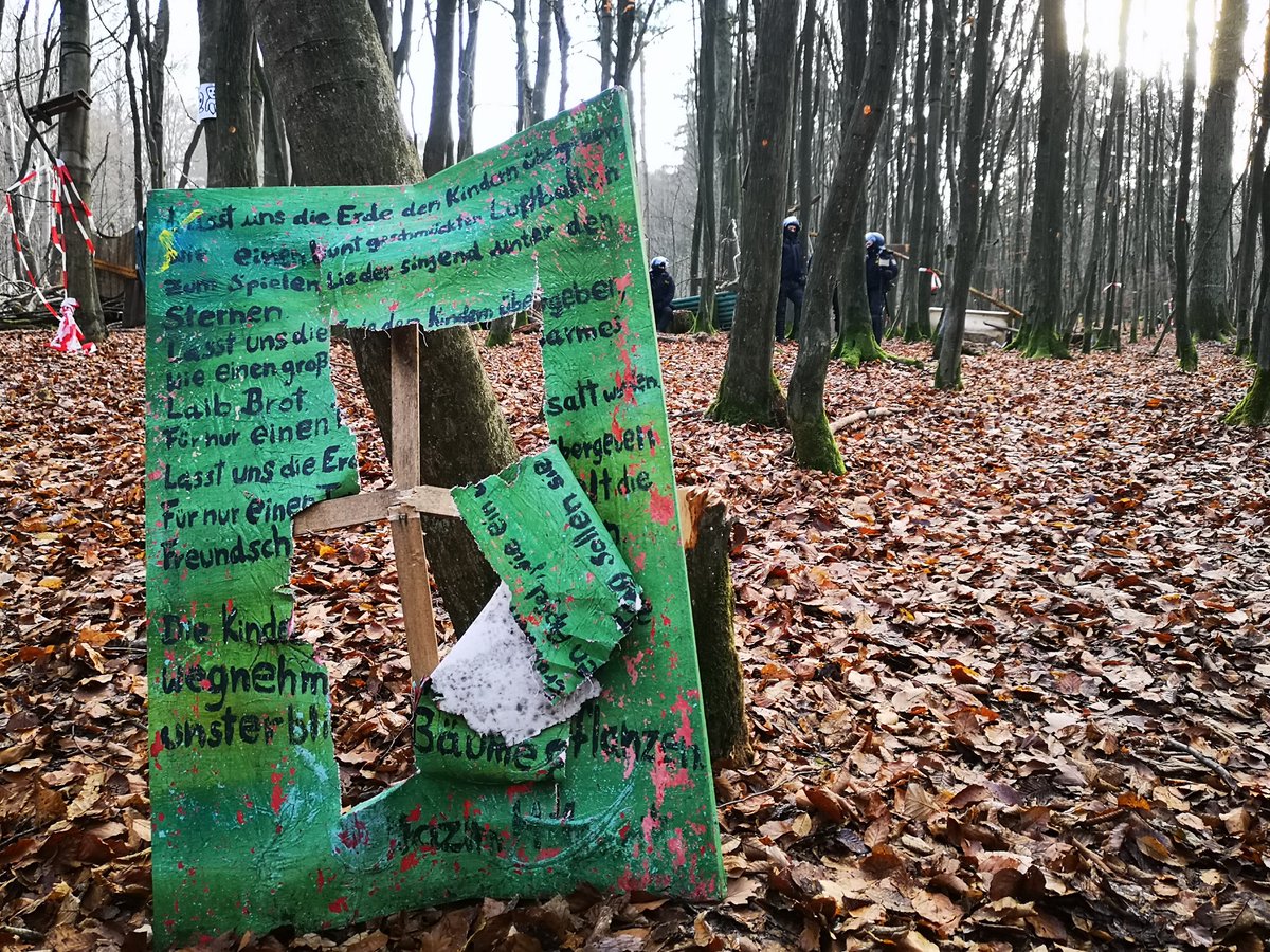 <a href="/MuellerTadzio/">Tadzio Mueller</a> L̶a̶s̶s̶t̶ ̶u̶n̶s̶ ̶d̶i̶e̶ ̶E̶r̶d̶e̶ ̶d̶e̶n̶ ̶K̶i̶n̶d̶e̶r̶n̶ ̶ü̶b̶e̶r̶g̶e̶b̶e̶n̶.̶.̶.̶

...ach ne, lieber Zerstörung mit aller Gewalt durchsetzen.

Symbolbild: ...zerstörtes Schild in <a href="/ObenDanni/">Oben im Danni</a> #DanniBleibt