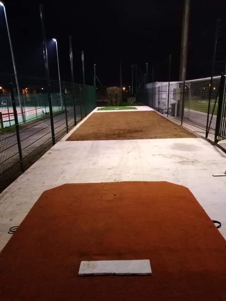 Malgré le confinement, notre club continue son développement en-dehors du terrain ! Nous tenons à chaleureusement remercier la ville des <a href="/lesherbiers/">Les Herbiers</a> pour son aide dans la réalisation de notre projet de cage de batting. Ça prend forme et nous en sommes ravis ! ⚾️🐗