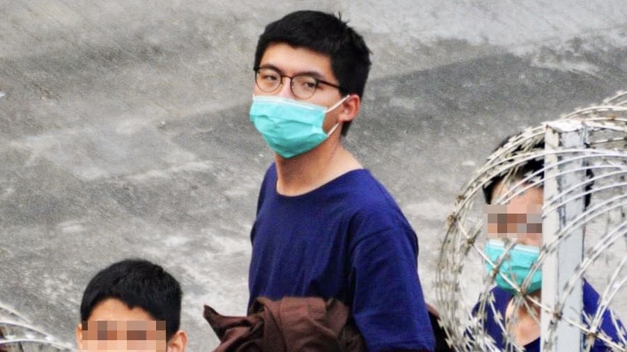 Another rare glimpse of @joshuawongcf at the Lai Chi Kok Reception Centre, this one a long-distance shot captured by @StandNewsHK moments ago. He’s set to be transferred to another correctional facility soon, presumably a more remote, maximum-security prison. Take care 😞