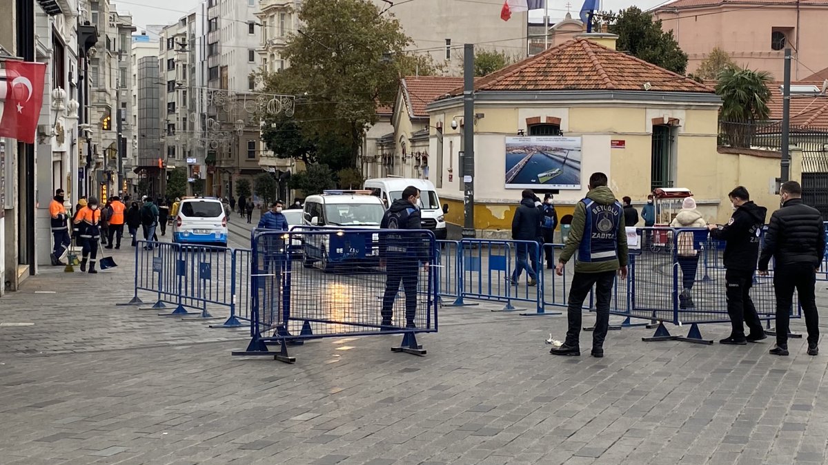 #Istanbul macht wegen #Covid dicht, zumindest teilweise. Seit heute morgen wird überwacht, dass sich auf der Haupteinkaufsstraße #Istiklal Caddesi in #Taksim nicht mehr als 7.000 Menschen gleichzeitig aufhalten.
