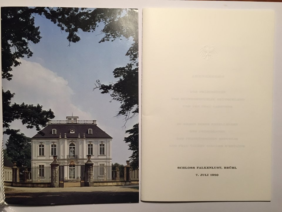 knut_bergmann's tweet photo. #RIPGiscard Kaum ein Staatsbankett der #BonnerRepublik war so hochklassig, wie das, welches Bundespräsident Karl Carstens für Valery Giscard d'Estaing am 7. Juli 1980 ausrichtete. Ausnahmsweise war Schloss Falkenlust Ort des Geschehens 1/4 @AllemagneDiplo https://t.co/rIBEFDi5pz