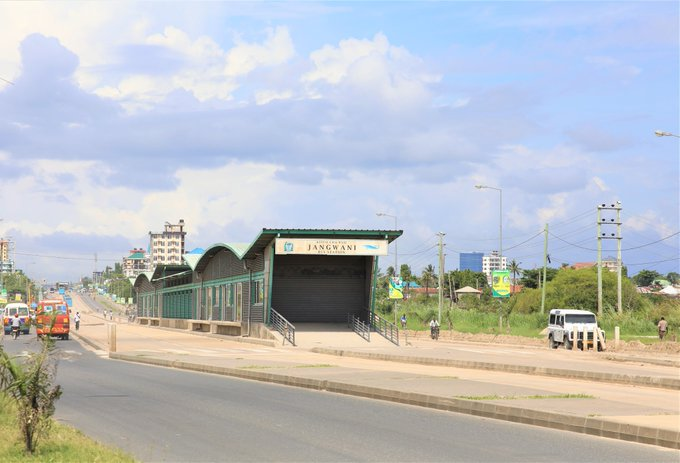MsumariR's tweet photo. Serikali kupitia Mfuko wa Barabara (Road fund), imesema ipo tayari kupitisha kiasi cha shilingi bilioni 4 kwa ajili ya kumlipa mkandarasi atakaepatikana ili kuboresha miundombinu ya Jangwani, mara baada ya uhakiki wa makisio hayo kukamilika na kujiridhisha. https://t.co/Ys4JxFjNOy