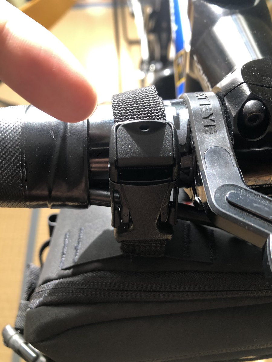 smafree02's tweet photo. バーバッグ(1枚目　拾い画像)は紐が緩むとかいう報告あったけど、今着弾したやつは緩まないようになってたぞ

#rapha #barbag https://t.co/6jH1mc0dAT