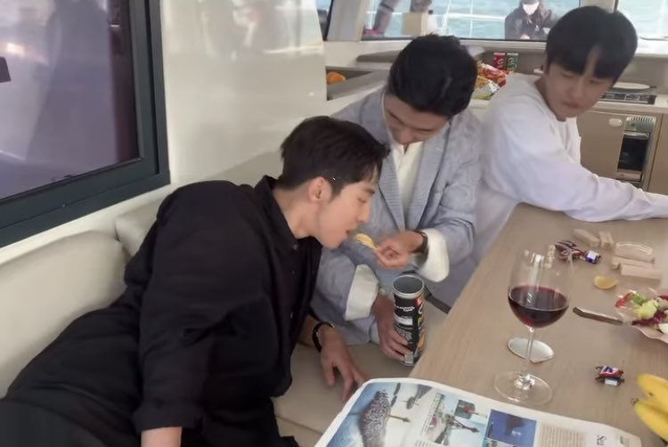 AtlasMason3's tweet photo. Dosan-Chulsan bromance ftw and the 👀 of Yongsan 🤣🤣
📸 @/subinyu1106
#3Sam #suzy #수지 #namjoohyuk #startup #스타트업 #teamdosan #namzy #suzybestactress #dodalcouple https://t.co/GUOQhqeeQa