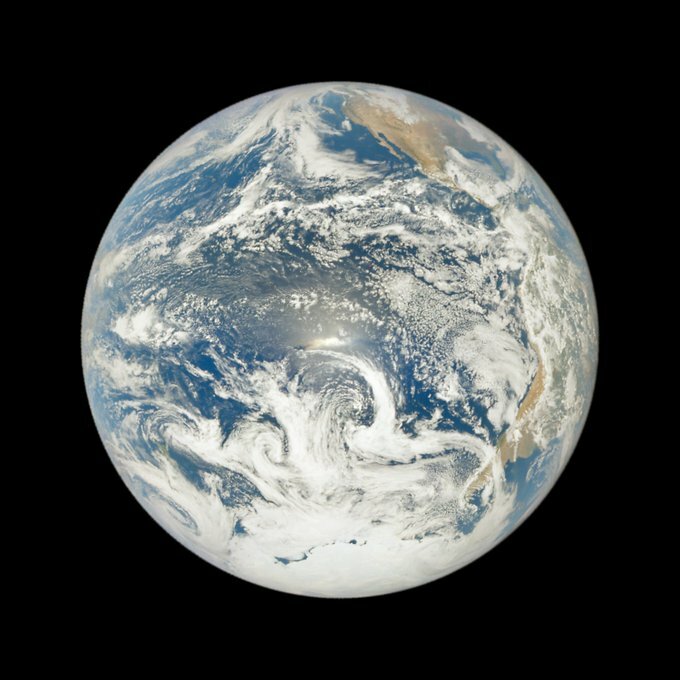 AgamiLight_'s tweet photo. Image de la terre par dscovr_epic : 20:20 on Tuesday December 1st, over the South Pacific Ocean https://t.co/dol1PMyJw1 (via Twitter https://t.co/22NKWGfzUJ) https://t.co/2XjJniKqlU