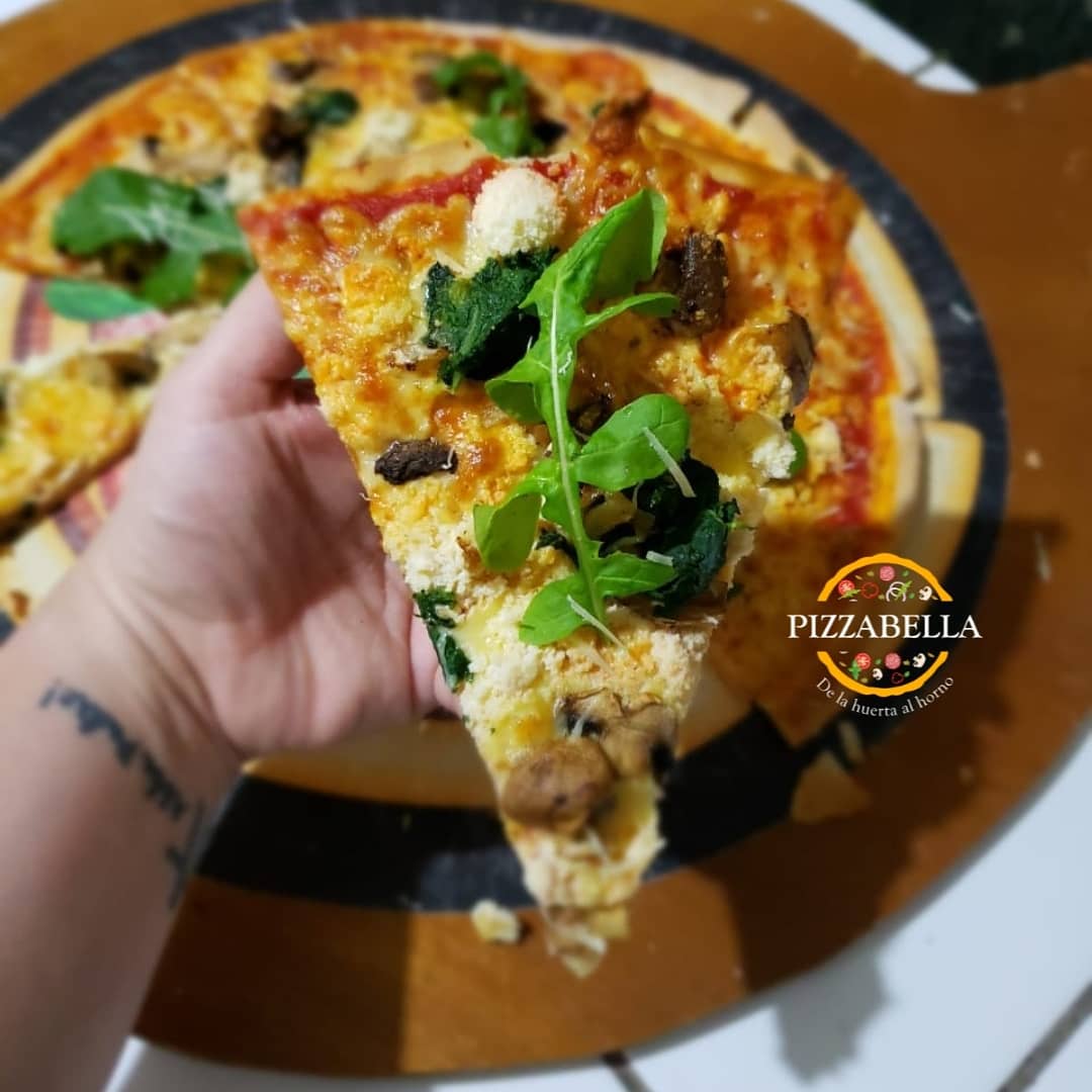 Nuestra pizza funghi nueva en nuestro menú, queso mozarella, ricotta, champiñones, crimini en reducción de vino blanco, espinaca y arúgula. 100% natural.