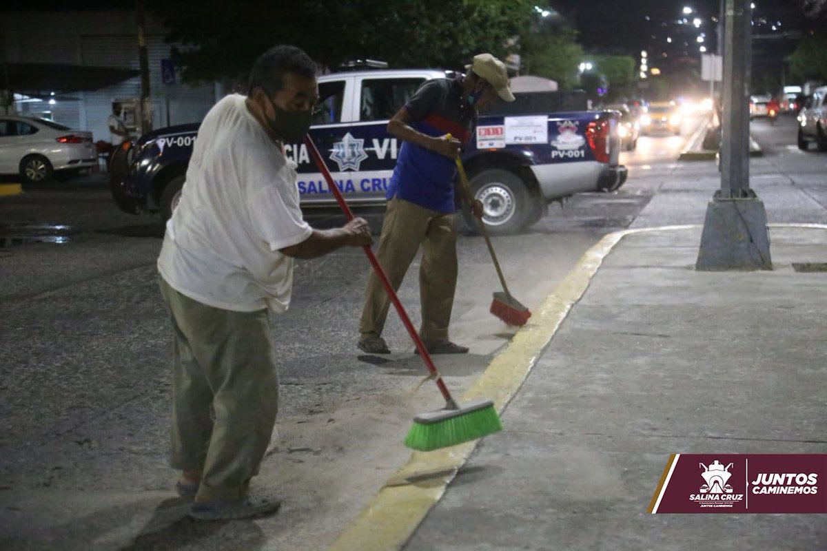 GobDeSC's tweet photo. El personal de la Dirección de Tránsito, Vialidad y Transporte lleva a cabo la pinta de guarniciones, camellones y pasos peatonales en la Avenida Manuel Ávila Camacho. A estos trabajos se suman personal de Dirección de Panteones, libres y sindicalizados. 
#JuntosCaminemos https://t.co/cCxP3K0FMG