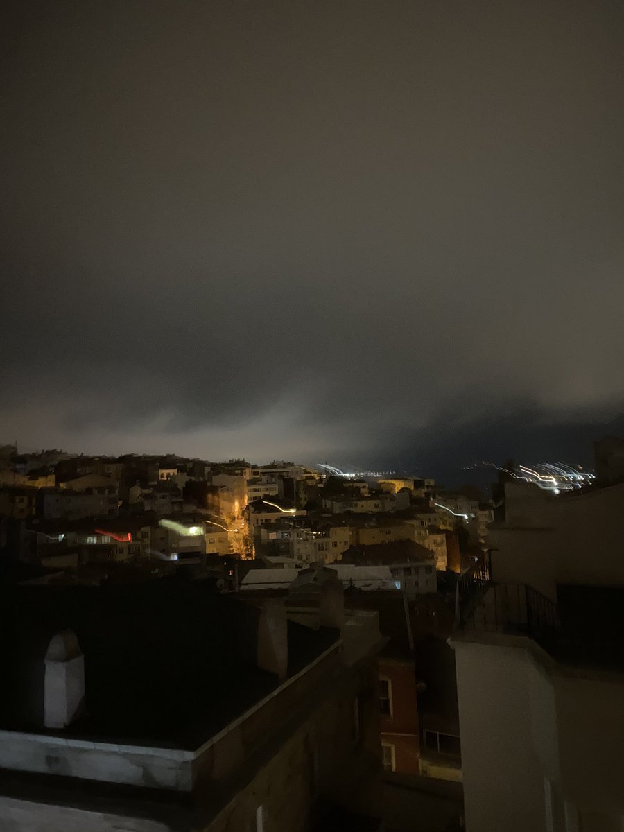 MirgunCabas's tweet image. berat gitti, kör karanlığı kaldı yadigar. böyle sabah saat 7 mi olur! madem her işi yanlıştı, bu da düzeltilsin.. saatler geri alınsın.