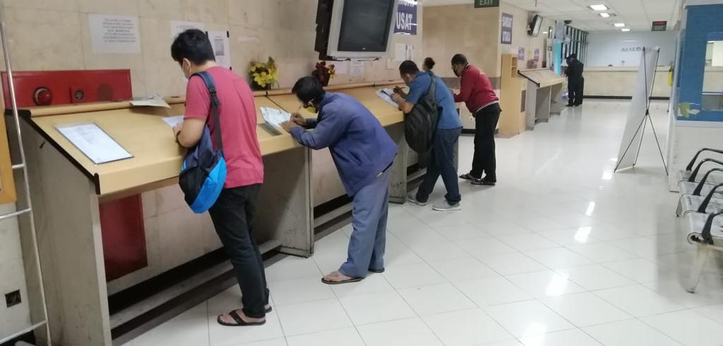 Masyarakat yang akan melakukan pengisian formulir pendaftaran proses Rubentina (rubah bentuk, ganti nama) kendaraan di loket BBN2 <a href="/SamsatJakpus/">SAMSAT Jakarta Pusat</a> sangat mematuhi protokol kesehatan yaitu menjaga jarak antar pengunjung.