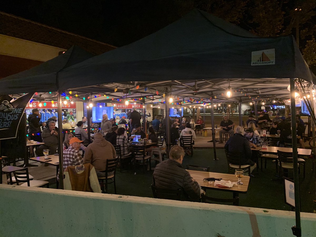 BillMelugin_'s tweet photo. Dave Foldes is keeping outdoor dining open at Cronie’s Sports Grill in Agoura Hills. He says his staff can’t survive without it, and he doesn’t have the heart to lay them off before Christmas. He says @lapublichealth just pulled his permits, &amp; fined him $1,500 today. @FOXLA https://t.co/RaoizGYKA2