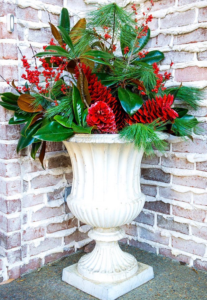 AmosEvents's tweet image. Flanking the red magnolia wreath on the door were urns of winter greens with pops of red ilex berries and large pinecones painted red to accentuate the wreath.

***You can see the full door in my previous posts!***
