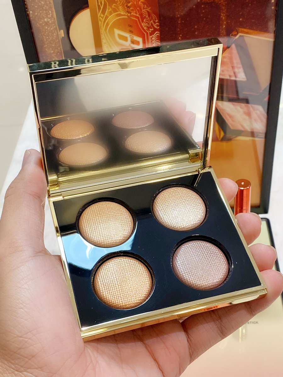 Khunsomsree's tweet photo. โอ้โห !! วันนี้มาเจอของใหม่ #LuxeEyeShadowQuad สีสันสุดฉ่ำด้วยผลึกมุกอันเปล่งประกาย จากผลงานของ NiNi เนื้อสัมผัสกึ่งฝุ่นกึ่งครีม เม็ดสีแน่น ทาง่าย ผสมสีง่าย และยังมีสี #Moonstone ที่เป็นสีฮิตของ @BobbiBrown_TH ไม่มีไม่ได้แล้ว #ของขวัญปีใหม่ #ของดีบอกต่อ #ดีต่อใจ https://t.co/qwkn4qEcnm