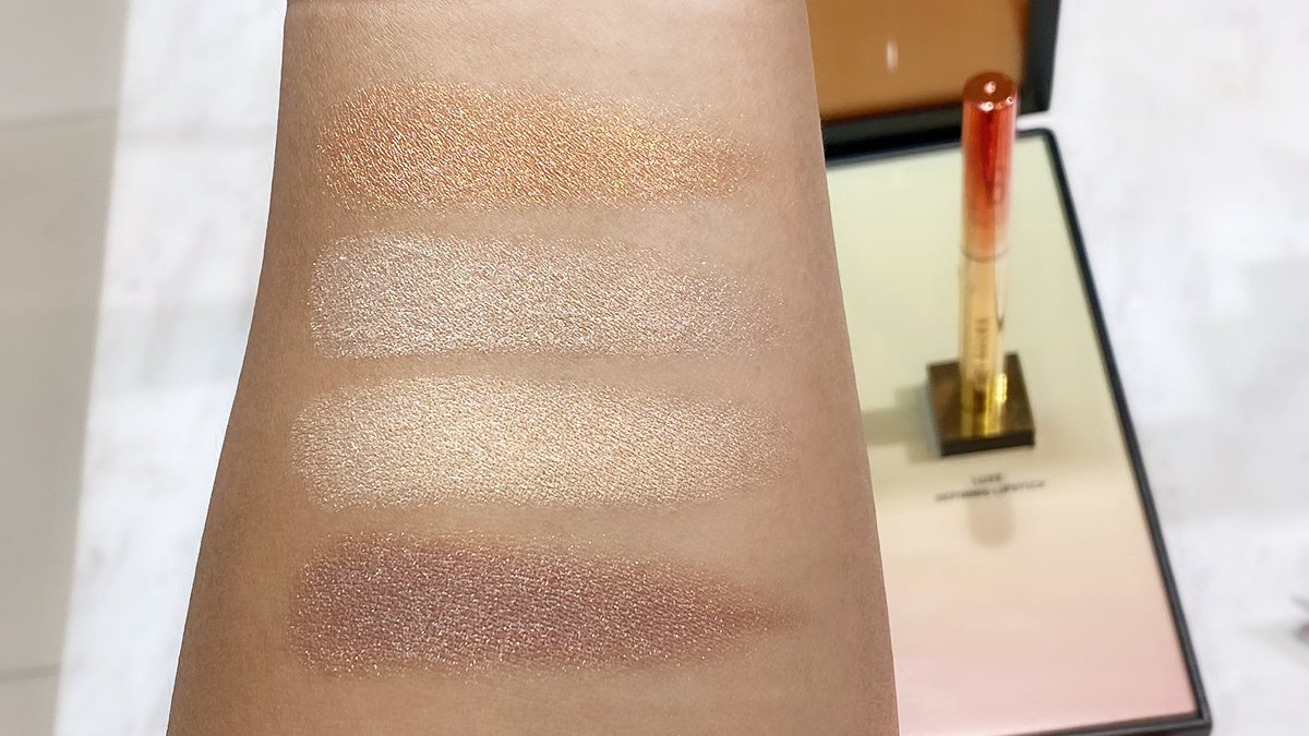 Khunsomsree's tweet photo. โอ้โห !! วันนี้มาเจอของใหม่ #LuxeEyeShadowQuad สีสันสุดฉ่ำด้วยผลึกมุกอันเปล่งประกาย จากผลงานของ NiNi เนื้อสัมผัสกึ่งฝุ่นกึ่งครีม เม็ดสีแน่น ทาง่าย ผสมสีง่าย และยังมีสี #Moonstone ที่เป็นสีฮิตของ @BobbiBrown_TH ไม่มีไม่ได้แล้ว #ของขวัญปีใหม่ #ของดีบอกต่อ #ดีต่อใจ https://t.co/qwkn4qEcnm