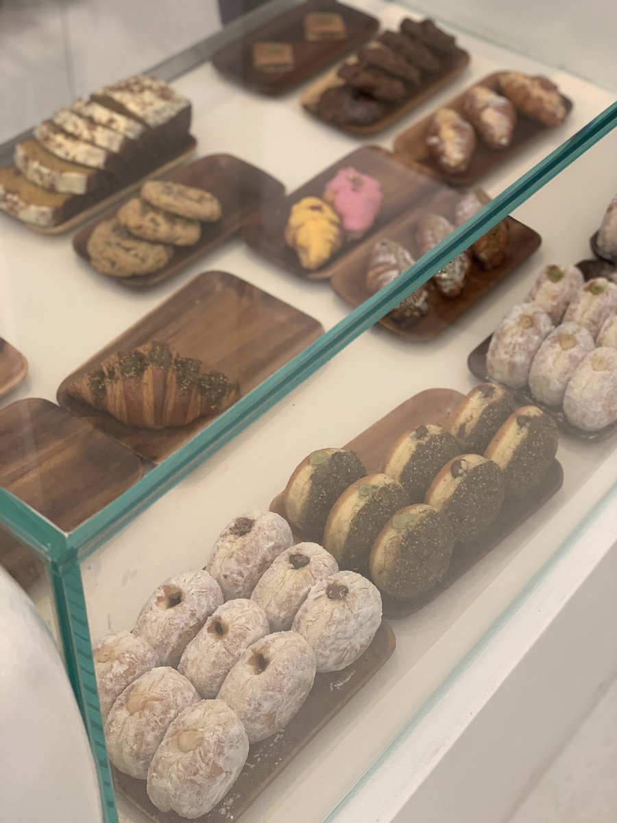 coffeeholic94's tweet photo. @fabrica_sa 
فابريكا دي كافية
مجمع العقيق 📍
تصميمه يتميز بروعه الديكور والالوان ومريح للعين دورين المكان تغذيه بصريه 😍
قهوتهم ممتازه وتعاملهم جميل  ☕️
جربت الكوكيز والدونات جدا ًلذيذه
اكرر الزياره 💛👍🏻
الاسعار متوسطه 💸
#مطاعم
#كوفيهات_الرياض https://t.co/DgCw6Jker7