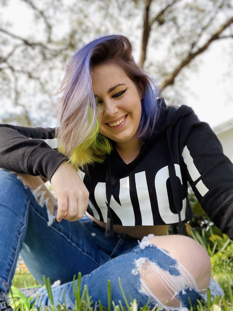 callmebyash's tweet image. Hi. You may now address me as “old” because I hit the big 2 0 today. 🎁🎉 #birthday #helpimold