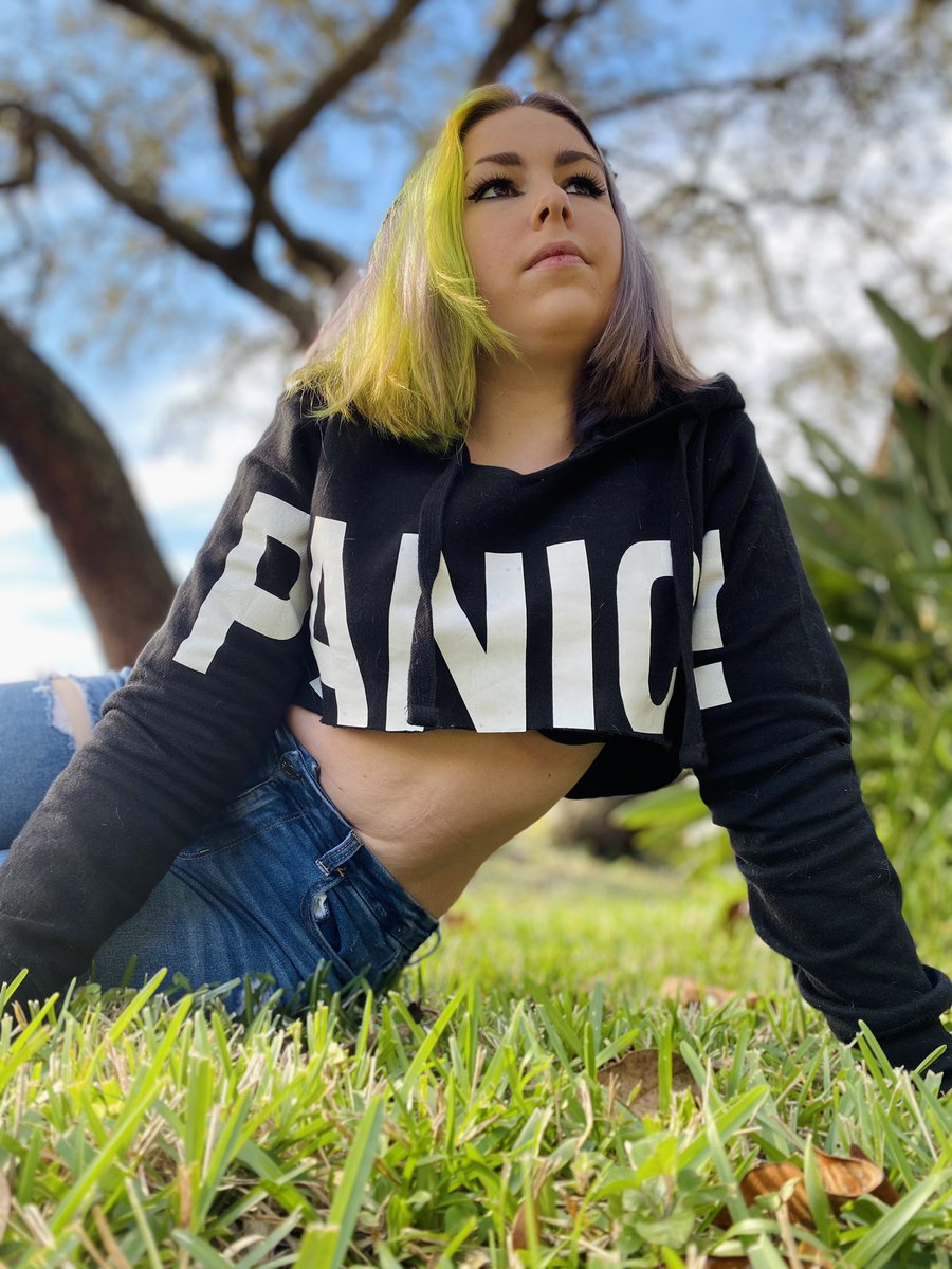 callmebyash's tweet image. Hi. You may now address me as “old” because I hit the big 2 0 today. 🎁🎉 #birthday #helpimold