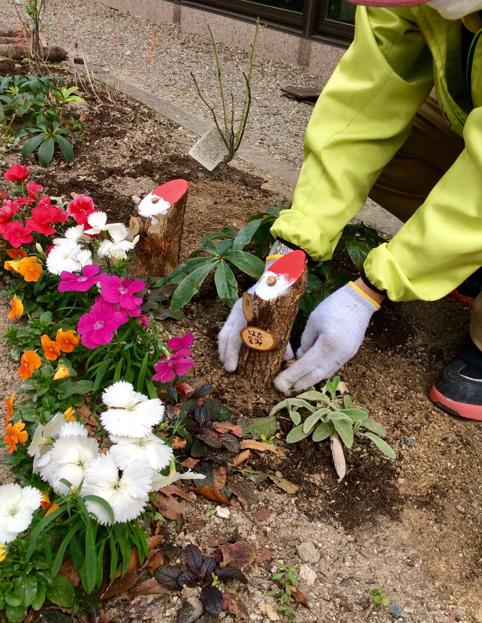 福岡県営春日公園パークステーション 福岡県家族月間イベント 花笑みの花壇 こどもたちの作ったクリスマスオブジェを花壇に飾りました 福岡県家族月間イベント ふくおかみんなで家族月間 春日公園 花笑みの花壇 クリスマスオブジェ飾り T