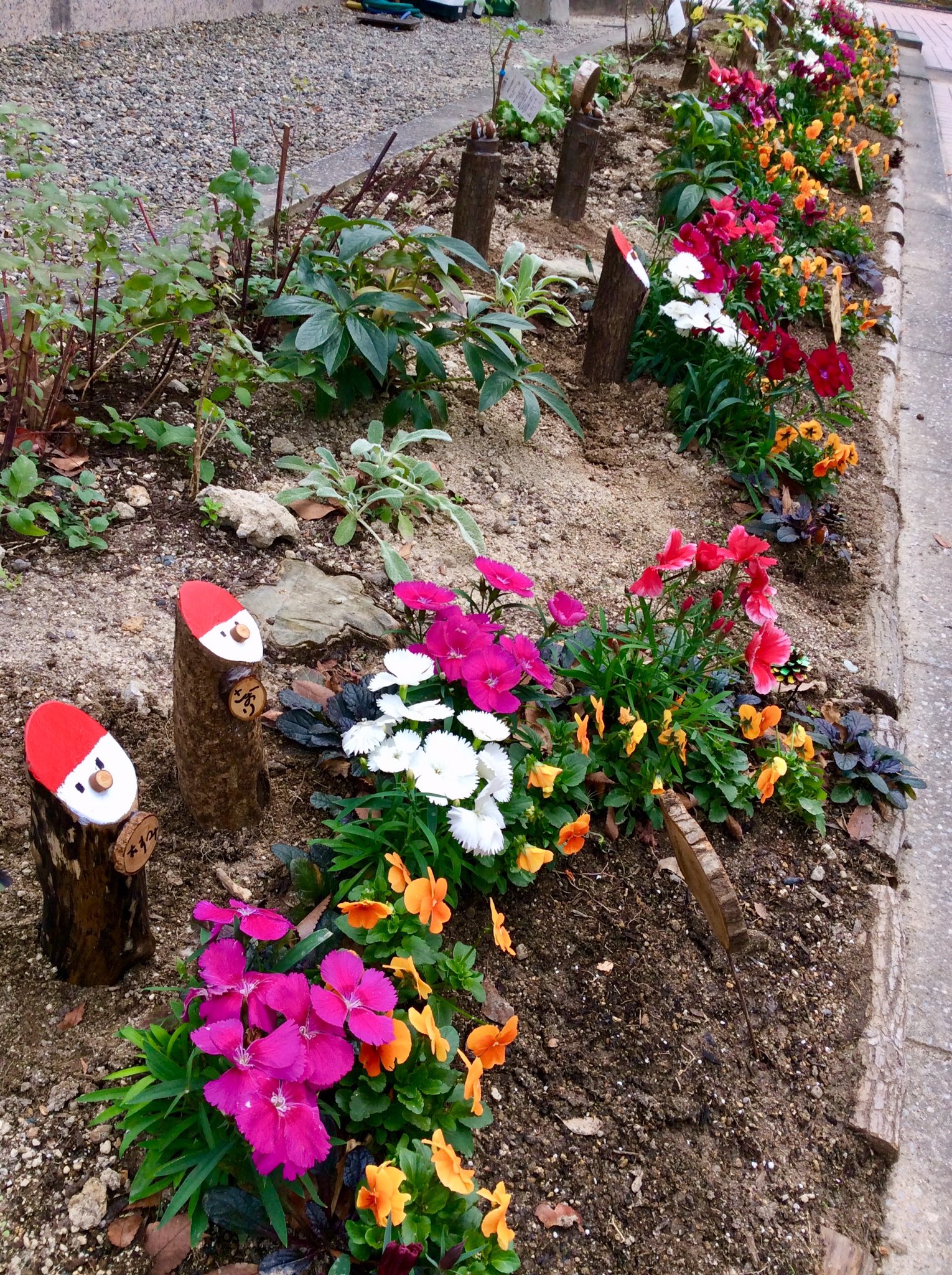 福岡県営春日公園パークステーション 福岡県家族月間イベント 花笑みの花壇 こどもたちの作ったクリスマスオブジェを花壇に飾りました 福岡県家族月間イベント ふくおかみんなで家族月間 春日公園 花笑みの花壇 クリスマスオブジェ飾り T