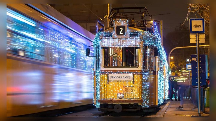Pasi3Buda's tweet photo. Budapestiin ei tule joulu ilman jouluratikoita — valaistut raitiovaunut ovat liikenteessä 6. tammikuuta asti ☃️🚋
➡️ #Budapest #Unkari #joulu #joulu2020 #jouluUnkari #ratikat #ratikatBUD #raitiovaunut #raitiovaunutBUD 
https://t.co/naWmlAVFPC https://t.co/KXnz81efXK