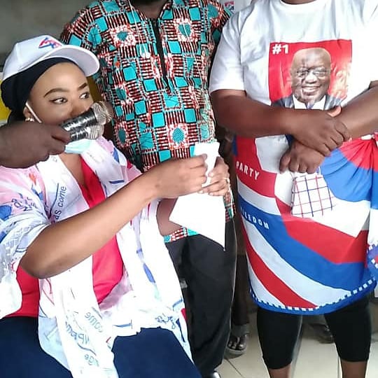 NppNorth's tweet photo. The first lady of the constituency, Mrs Issah stormed the Anorhuma New market to campaign, teach the traders how to use your thumb on the ballot paper and how to fold the ballot paper to minimize spoilt ballot papers come 7th December 2020.
#1OnTheBallotPaper
#1Touch https://t.co/Z5pObThN6k