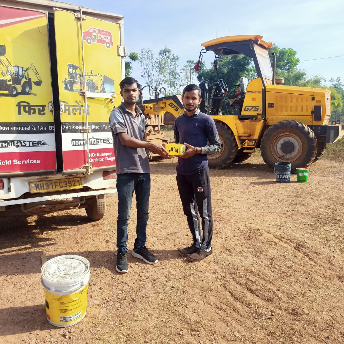 Mahindra_CE's tweet photo. Kudos to the Parts Express team to service our customers in Jagdalpur, Chhattisgarh with the help of InfraField Services.
https://t.co/WTJAQjinLR
#partsexpress #service #chhatisgarh #spareparts https://t.co/JxTbxHGGqo
