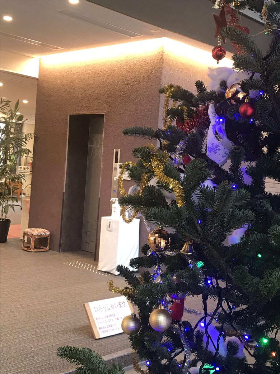 ホテル南郷 今日は クリスマス用に とツリーを いただきました 早速 飾り付けをしフロント玄関に設置いたしました クリスマスツリーを飾るともう直ぐスキーシーズンだなぁ と思うのは 私だけでしょうか